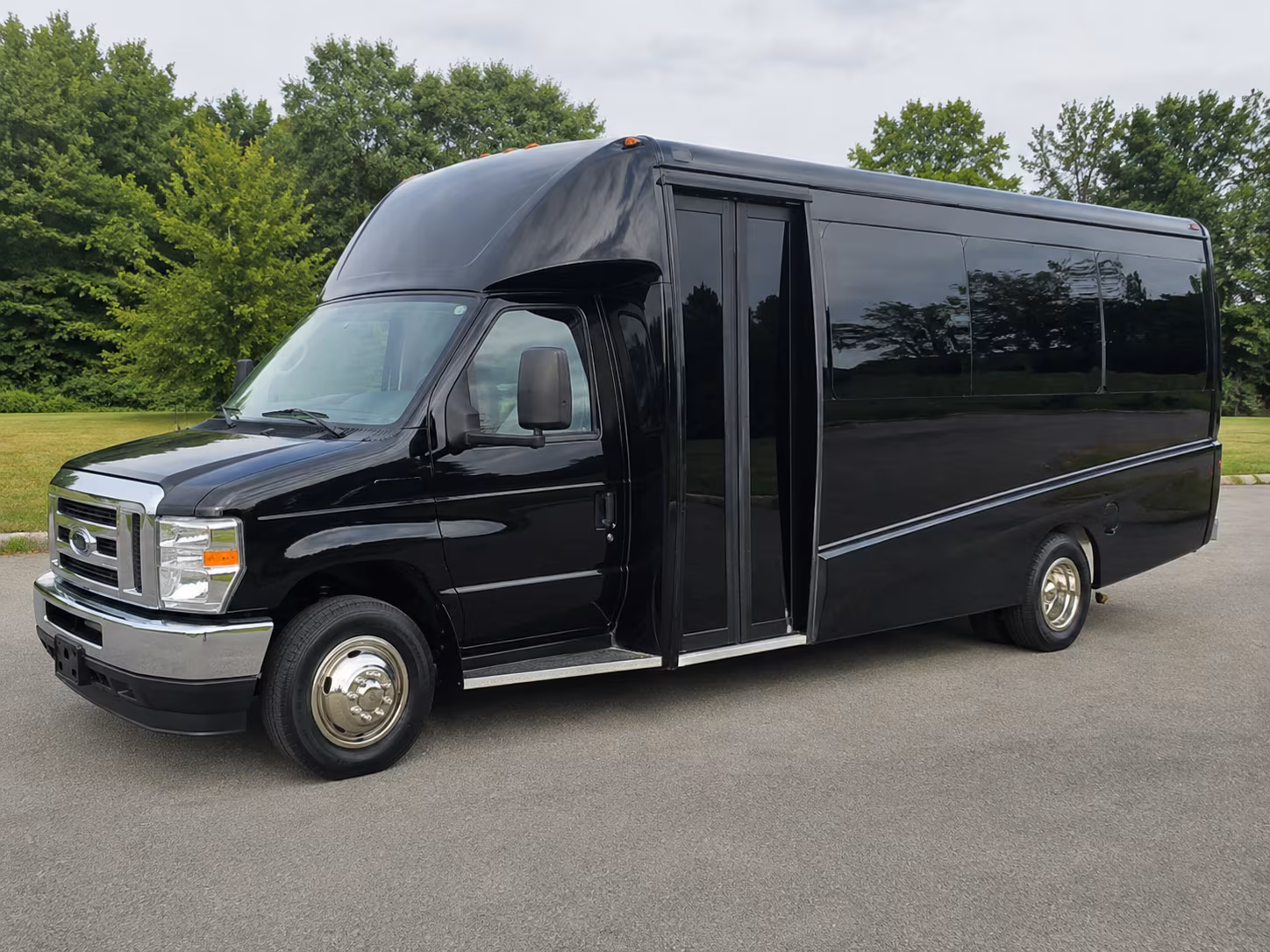 minibus rentals for winery day trips from warren to southeast michigan